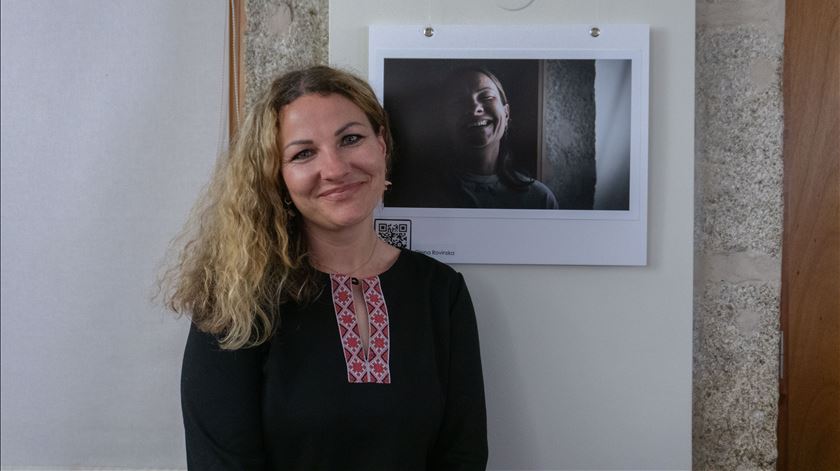 Olena Rovinska está em Portugal há quase dois anos e é um dos rostos da "Us and Them". Foto: Lara Castro/RR