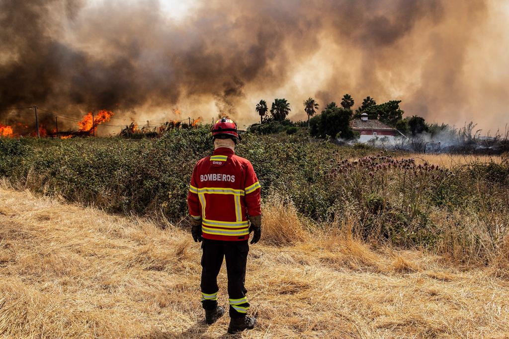 Dispositivo de mais de 300 bombeiros em alerta até domingo. Foto: Duarte Drago/Lusa