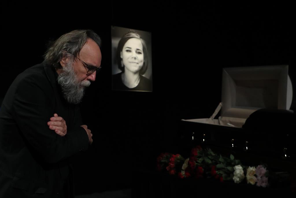 Alexander Dugin, defensor de um império russo que inclui a Ucrânia, no funeral da filha Daria Dugina, morta no sábado num ataque à bomba. Foto: Maxim Shipenkov/EPA