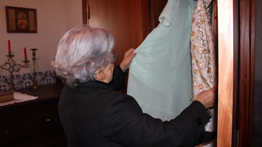 Dulce escolhe os vestidos para Nossa Senhora das Necessidades. Foto: Liliana Carona/RR