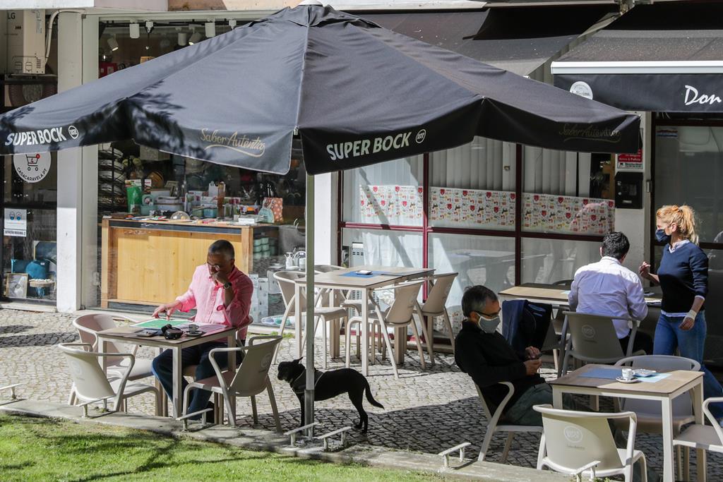 Cafés e restaurantes têm agora horário mais alrgado de funcionamento. Foto: Tiago Petinga/Lusa