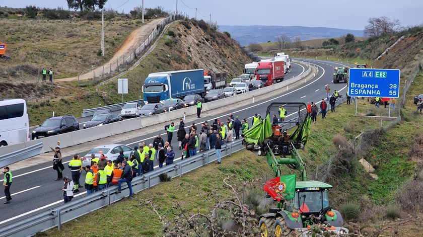 A4 cortada por protestos de agricultores em Macedo de Cavaleiros Foto. Olímpia Mairos/RR