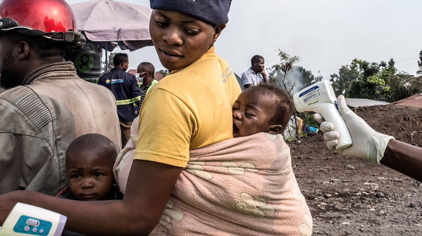 Depois de anos a lidar com a ébola, muitos congoleses ainda têm sentido de humor para brincar com a Covid-19. Foto: Patricia Martinez/EPA [arquivo]