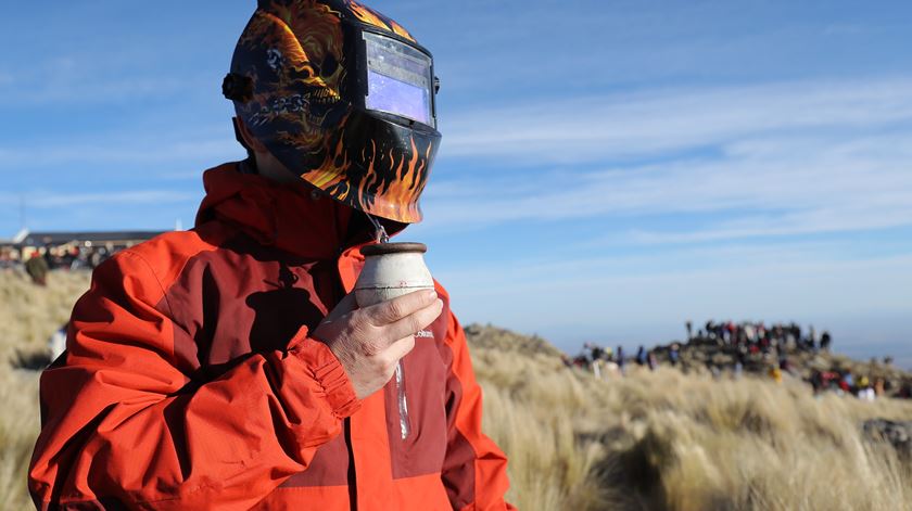 Homem observa o eclipse solar com uma mascara de proteção, na Argentina. Foto: Nico Aguilera/EPA