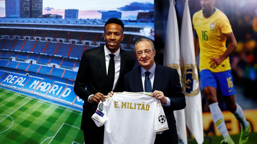 Militão apresentado por Florentino Pérez aos adeptos do Real Madrid. Foto: Juan Medina/Reuters