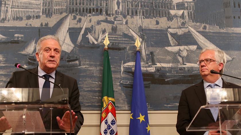 Eduardo Cabrita com o comissário europeu Dimitris Avramopoulos. Foto: Manuel de Almeida/Lusa