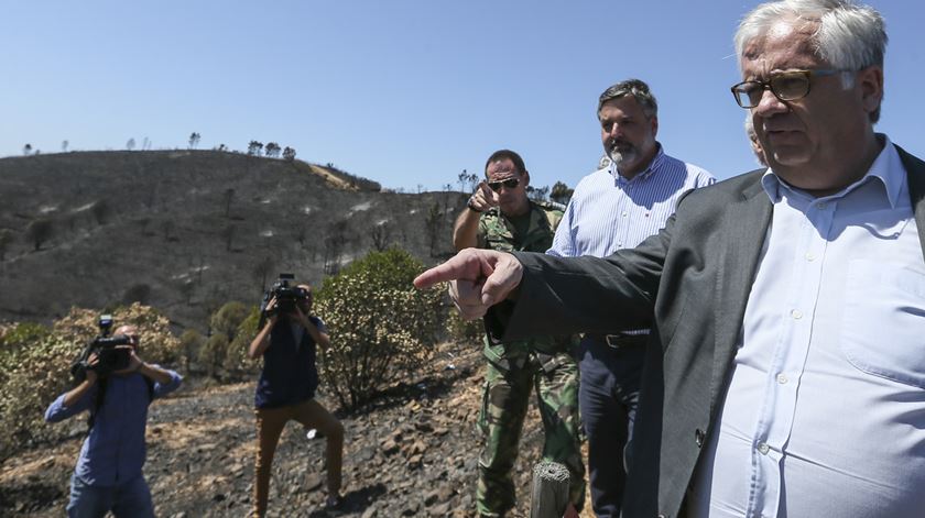 Ministro Eduardo Cabrita visita locais por onde passou o fogo. Foto: Luís Forra/Lusa