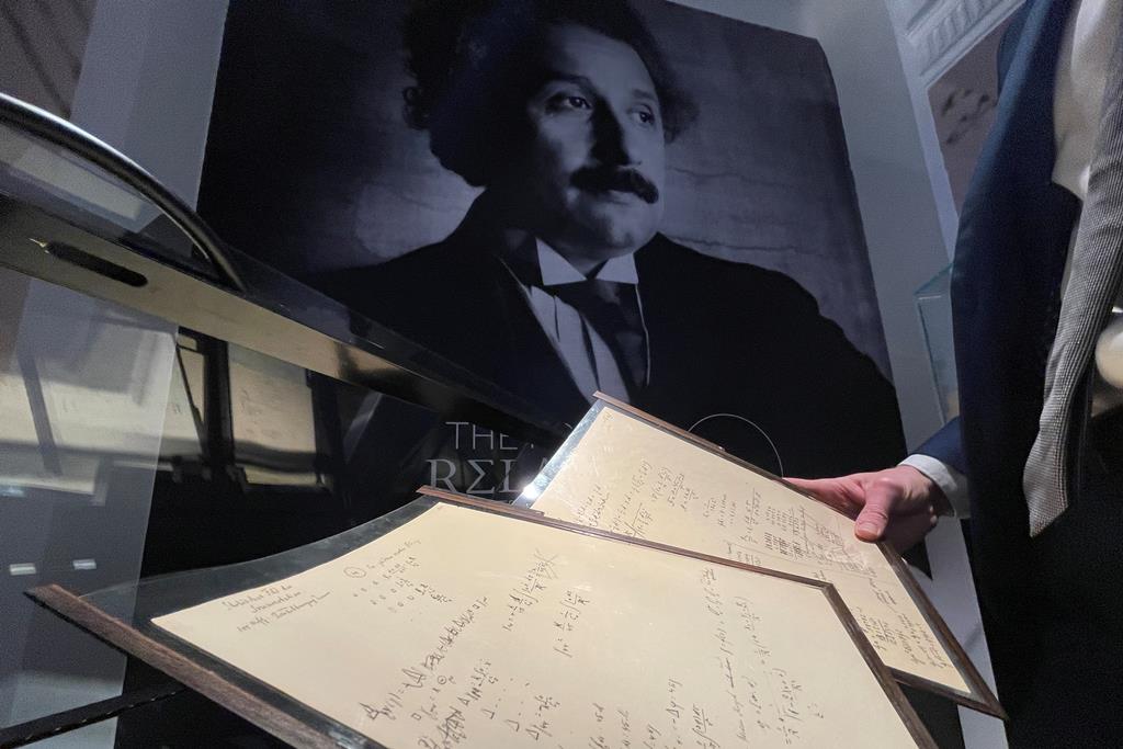 Manuscrito de Einstein sobre teoria da relatividade leiloado por