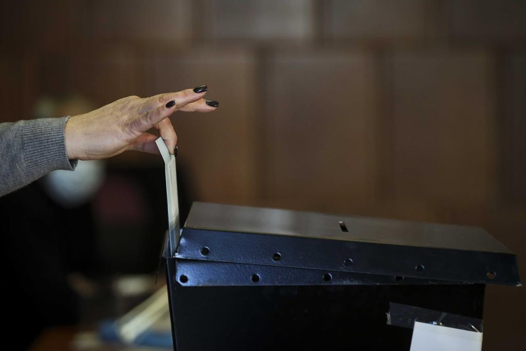 O município informou que funcionários da autarquia devidamente equipados foram recolher os votos. Foto: Rodrigo Antunes/Lusa