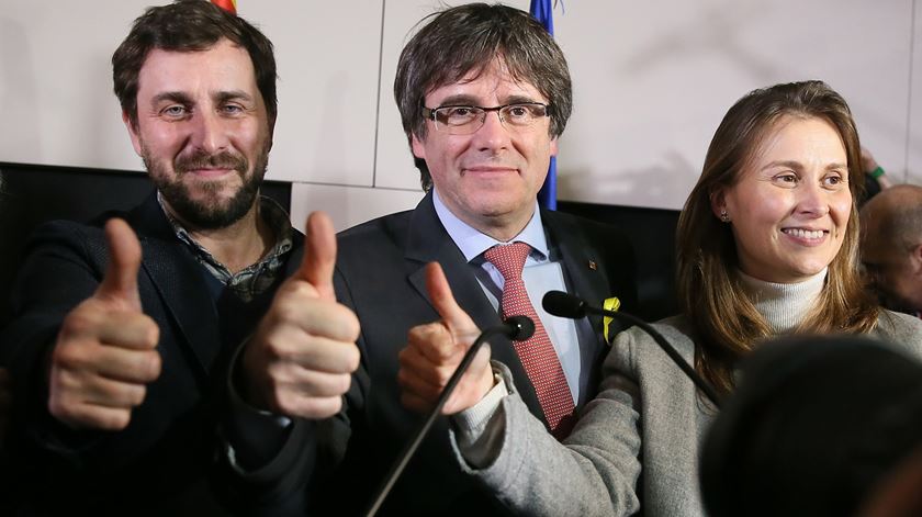 Bloco liderado por Carles Puigdemont ganhou a maioria no parlamento. Foto: Stephanie Lecocq/EPA