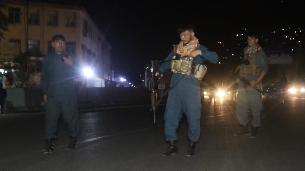  Elementos das forças de segurança reforçaram vigilância na zona nobre de Cabul, onde se situam as missões diplomáticas. Foto: Jaweed Kargar/EPA