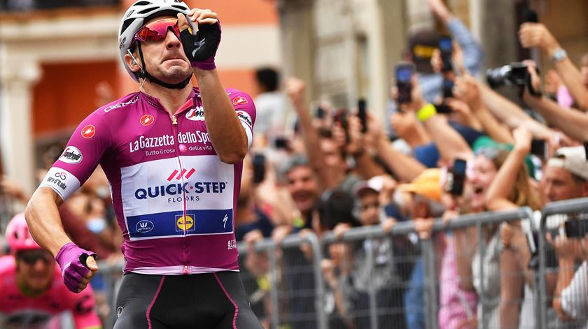 Elia Viviani venceu a 13ª etapa do Giro, a terceira da conta pessoal, nesta edição. Foto: Danuel dal Zennaro/EPA