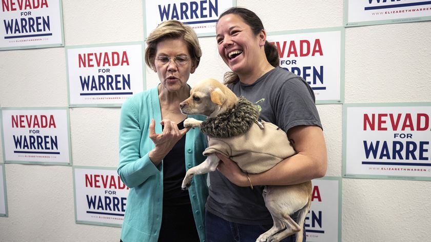 Candidata Elizabeth Warren com uma apoiante. Foto: Etienne Laurent/EPA