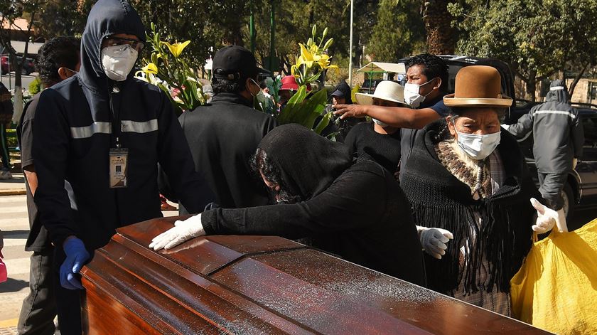 Funeral de uma vítima de Covid-19 na Bolívia. Foto: Jorge Abrego/EPA