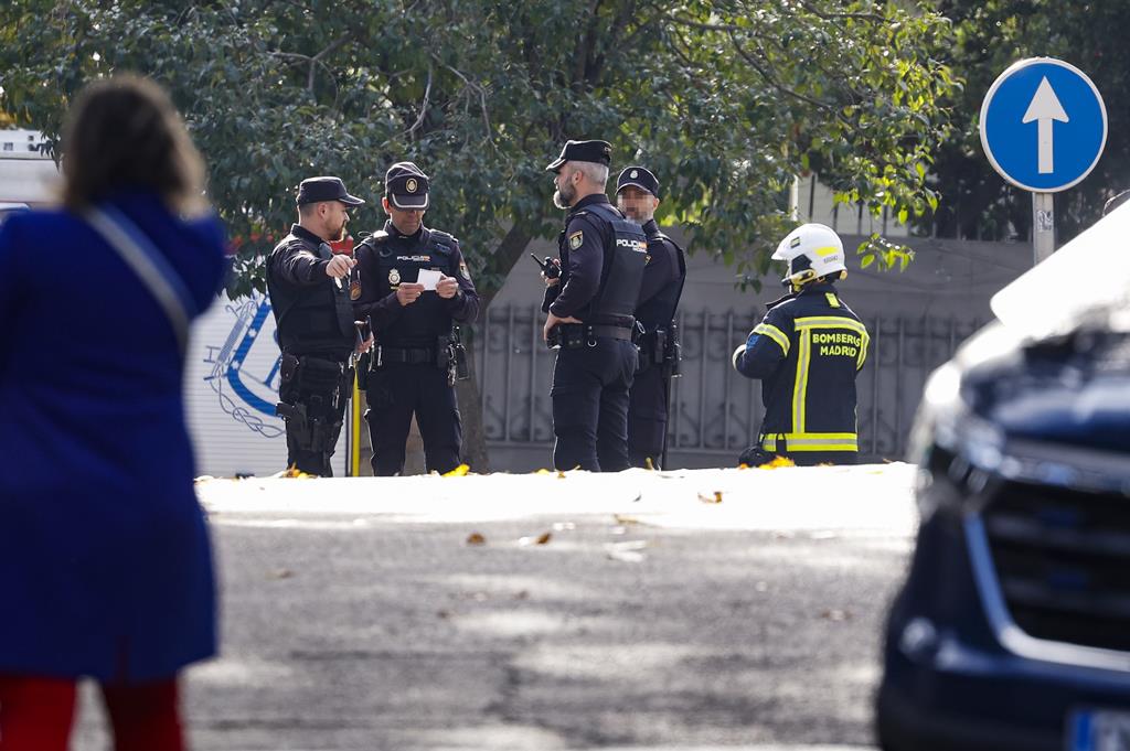 Polícia Nacional criou perímetro de segurança em torno da embaixada e já está a investigar o caso. Foto: Chema Moya/EPA