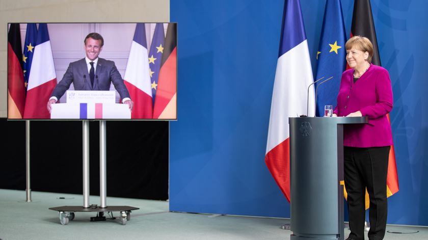 Emmanuel Macron e Angela Merkel em declaração conjunta. Foto: Andreas Gora/EPA