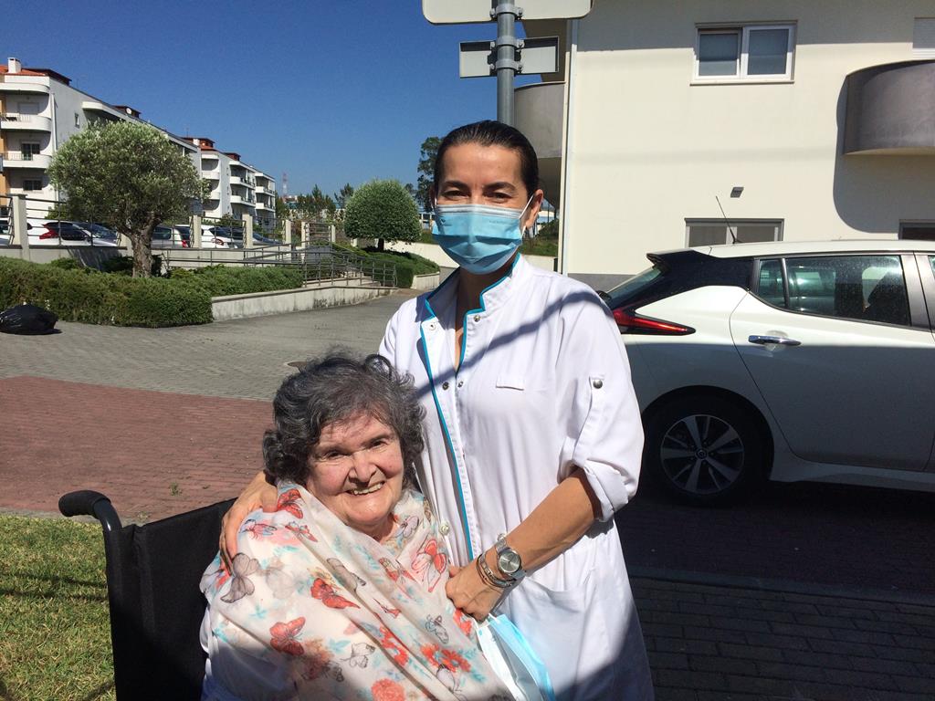Enfermeira Fátima Silva e uma das idosas que vão a Roma. Foto: Teresa Paula Costa/RR