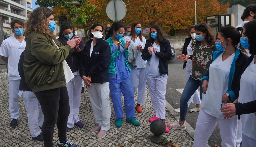 Algures num tempo recente, algures em Portugal: enfermeiros em protesto. Foto: Carlos Barroso/Lusa