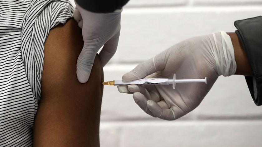 Há várias vacinas para a Covid-19 em ensaios clínicos, mas ainda vai demorar várias vezes até chegarem às pessoas. Foto: EPA
