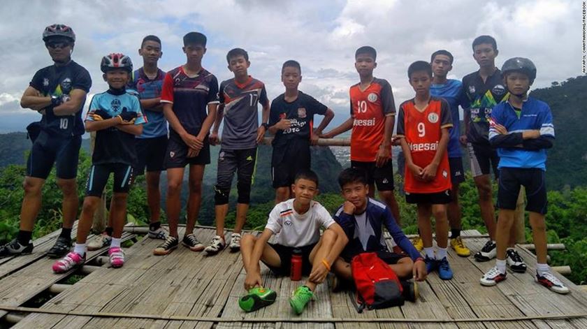 Os jovens que ficaram presos na gruta Thuam Luang fazem parte de uma equipa de futebol. Foto: DR