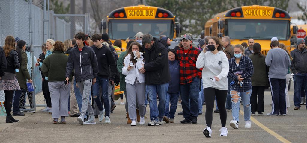 Adolescentes e pais deixam escola onde ocorreu um tiroteio, em Oxford, Michigan. Foto de arquivo: Eric Seals/USA Today via Reuters