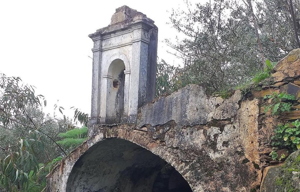 Fachada da Ermida de Nossa Senhora do Paraíso, em Vila Viçosa, em avançado estado de degradação. Foto: Tiago Salgueiro