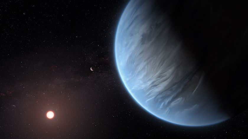 O planeta K2-18b, a sua estrela-mãe e outro planeta do mesmo sistema solar. Foto: EPA/ESA/Hubble, M. Kornmesser