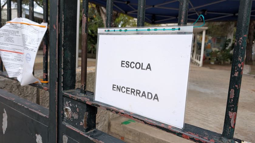 ​“Portão fechado, onde vou deixar a miúda?”