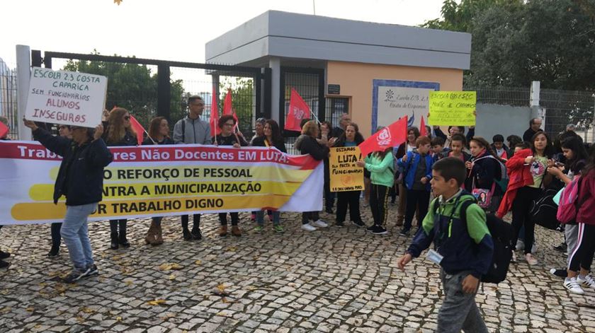 Protesto na escola Básica 2,3 da Costa de Caparica contra a falta de funcionários, outubro. Foto: João Cunha/ RR
