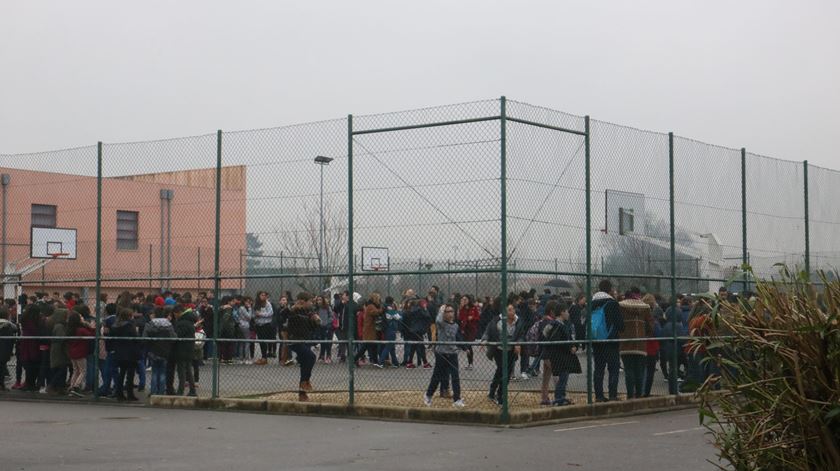Os alunos estão concentrados no campo de futebol da escola depois do alerta de fuga de gás. Foto: Diário do Minho/ Nuno Cerqueira