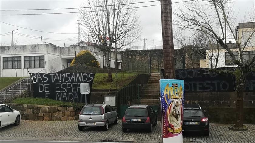 Pais prometem encerrar escola em protesto contra as condições do edifício. Foto: Laura Gomes Delgado/Facebook