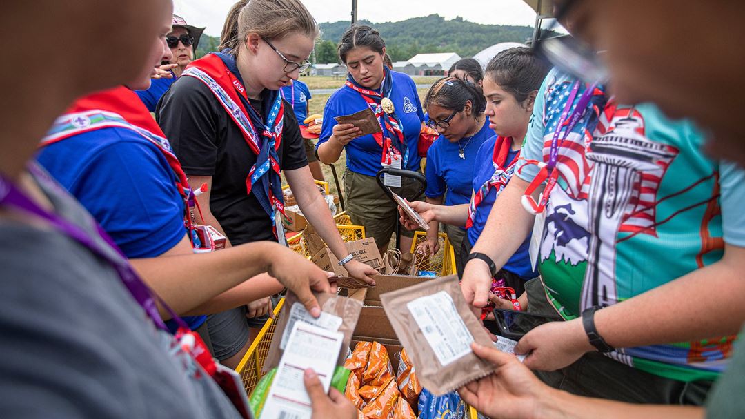 Escuteiras de São Francisco a preparar o primeiro jantar no Jamboree Foto: Chuck Eaton/Facebook 24th World Scout Jamboree 2019 - USA Contingent