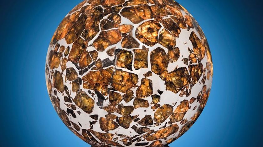 Esfera do meteorito Seymchan que foi vendido por 130,000 dólares em leilão. Foto: Chirstie