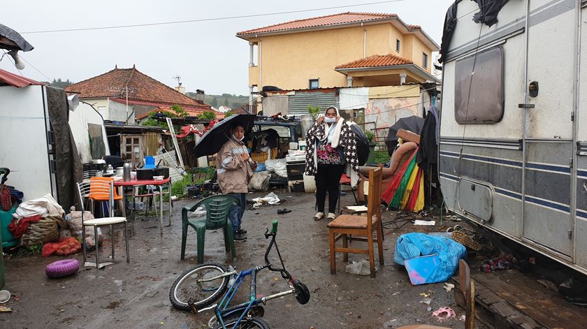 Comunidade cigana de Bragança optou pelo confinamento voluntário. “Não temos saído daqui. Temos medo pelas crianças", dizem Foto: Olímpia Mairos/RR