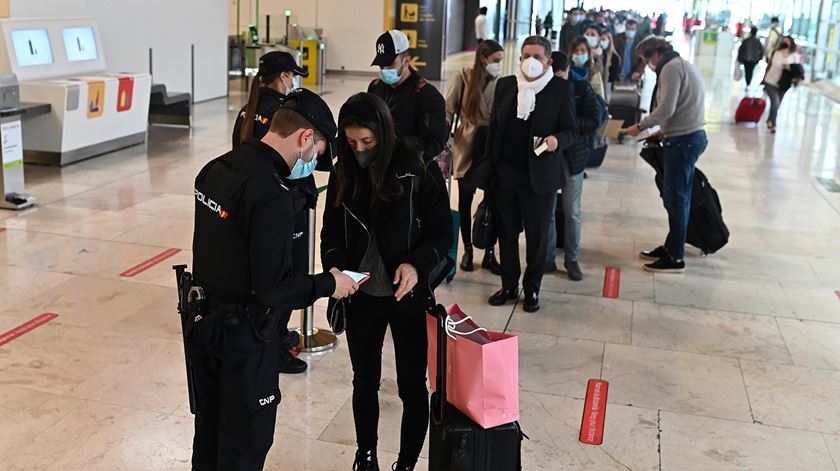 Polícia controla passageiros no aeroporto de Barajas, em Madrid, Espanha, por causa das restrições impostas para controlar a Pandemia, em outubro de 2020. Foto: Fernando Villar/EPA