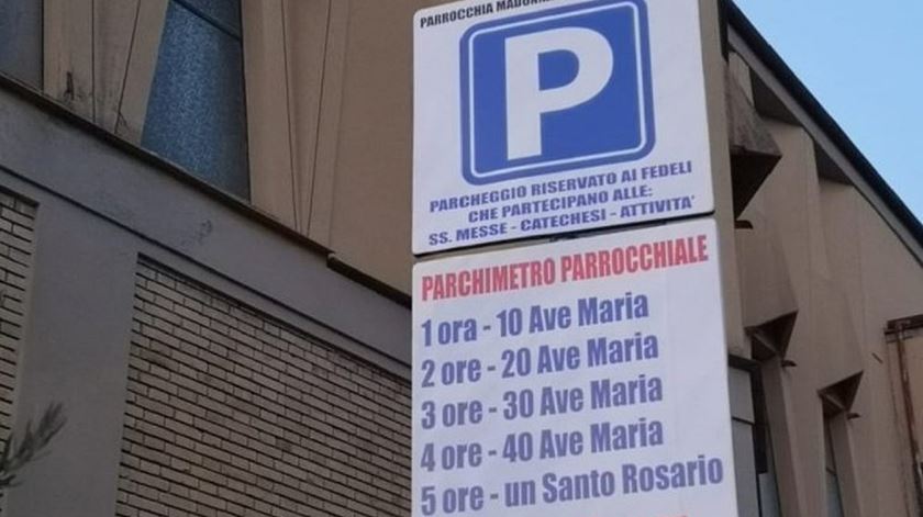Estacionamento pago com orações em Avezzano, Itália. Foto: DR