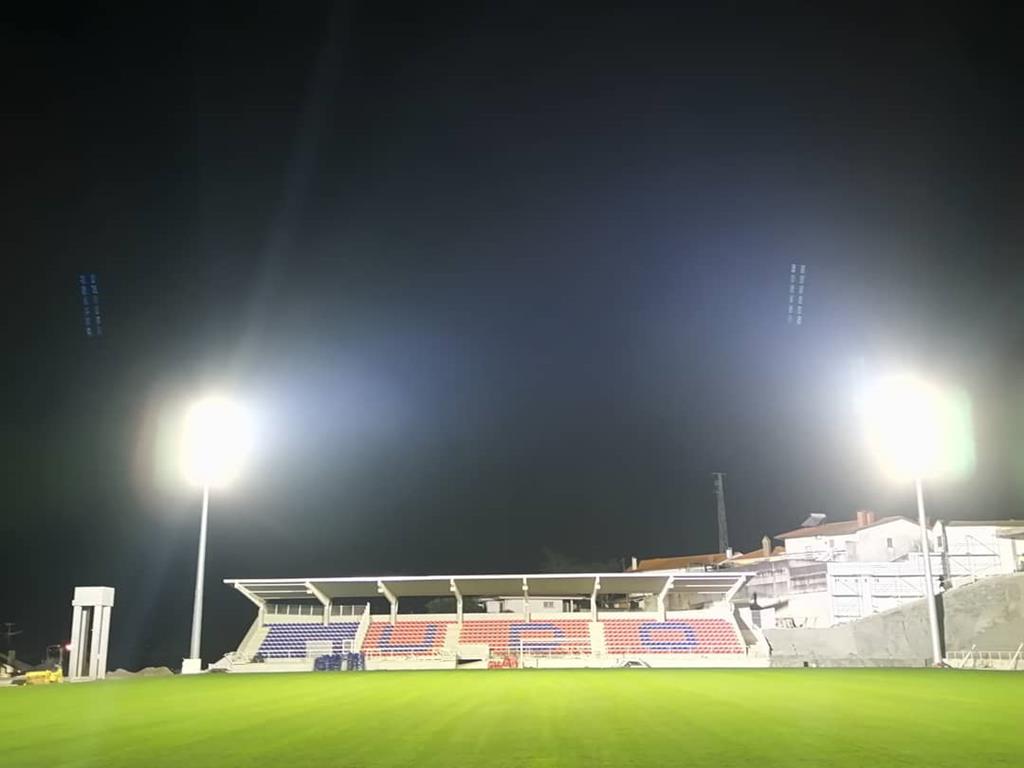 Estádio Carlos Osório, da UD Oliveirense, tem iluminação com lâmpadas LED. Foto: UD Oliveirense