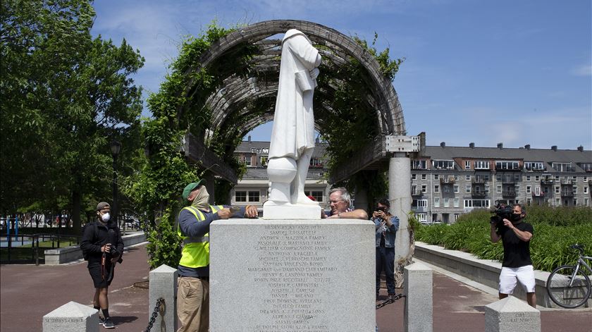 Estátua do navegador Cristóvão Colombo decapitada em Boston, EUA. Foto: CJ Gunther/EPA