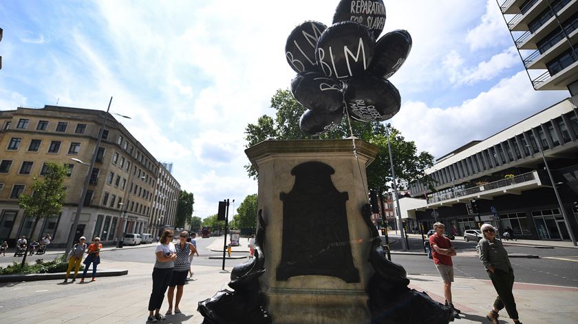 Estátua do traficante de escravos Edward Colston retirada por manifestantes em Bristol, durante o fim de semana. Foto: Andy Rain/EPA