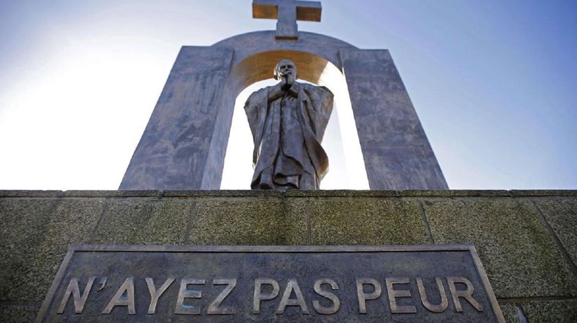 Estátua de João Paulo II, em Ploërmel. Conselho de Estado quer que seja retirada a cruz. Foto: DR