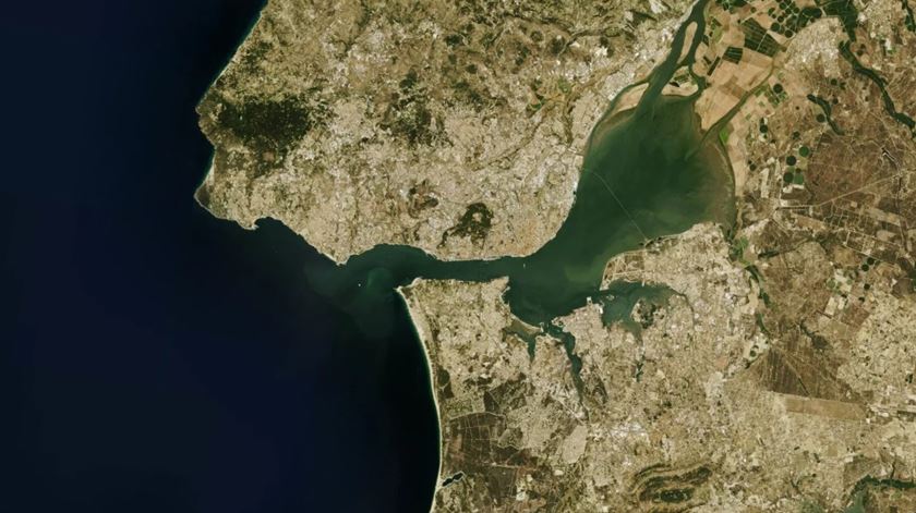 Estuário do Tejo e costa atlântica numa imagem de satélite, dezembro de 2019. Imagem: Mapbox