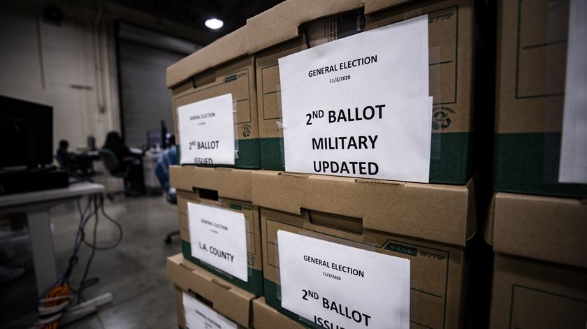 Já decorre a contagem de votos pelo correio. Foto: Etienne Laurent/ EPA