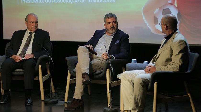 Joaquim Evangelista e José Pereira na I Conferência Bola Branca. Foto: RR