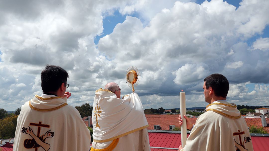 O arcebispo de Évora abençoa, durante o Domingo de Páscoa, a cidade e toda a arquidiocese a partir do terraço da Igreja de São Francisco. Foto: Nuno Veiga/Lusa