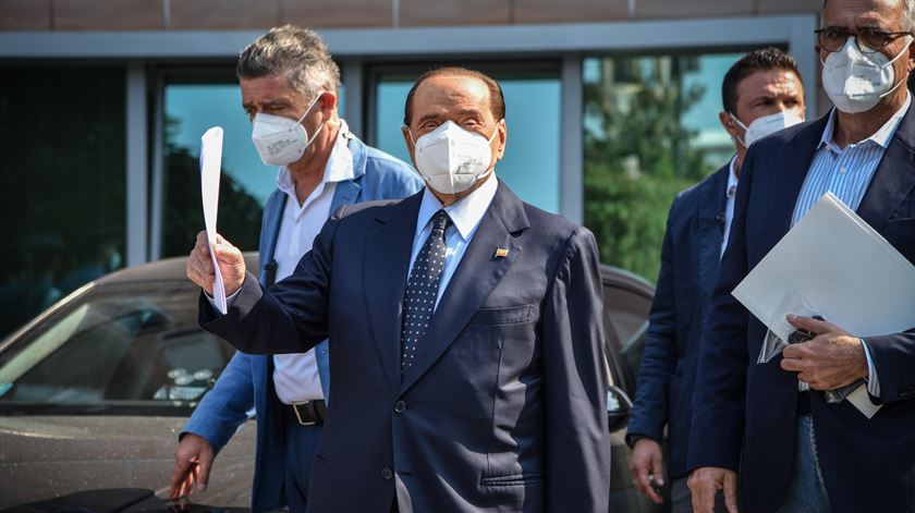 Ex-primeiro-ministro italiano, Silvio Berlusconi, tem alta do hospital San Raffaele, em Milão. Foto: EPA/MATTEO CORNER