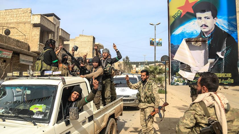 Soldados do Exército Livre da Síria entram em Afrin, com o apoio das Forças Armadas turcas. Foto: EPA