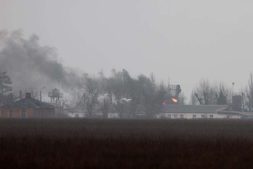 A Rússia iniciou esta manhã uma invasão em larga escala à Ucrânia. Imagens captadas por repórteres na região ucraniana de Mariupol mostram os momentos seguintes ao bombardeamento de uma base militar junto à fronteira. Foto: Carlos Barria / Reuters