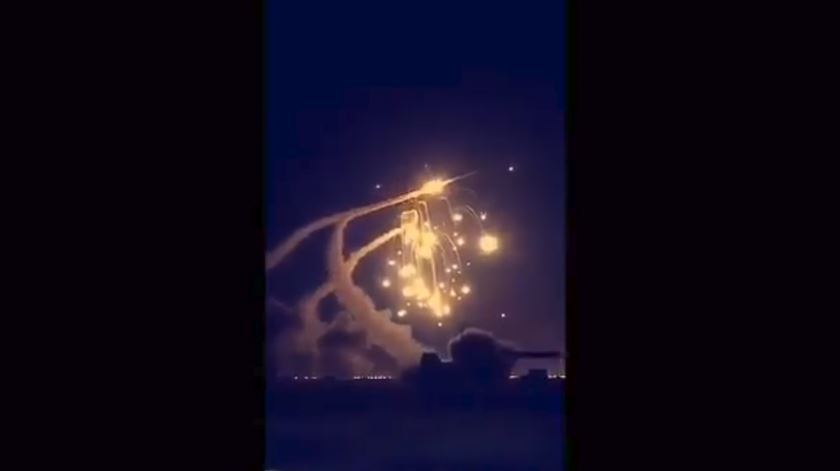 Imagem capturada de um vídeo gravado no momento da queda dos mísseis em Riade. Foto:Amichai Stein(/Twitter