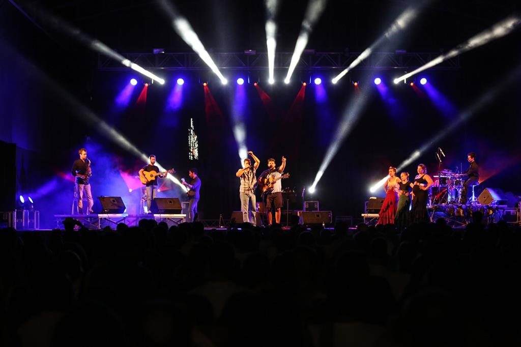 Rafa e Beltran, com o Grupo de Sevilhanas Corazon Flamenco sobem ao palco na primeira noite da ExpoReg. Foto: CMRM