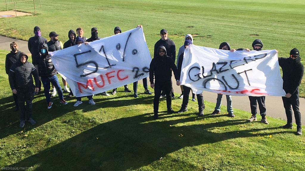 Protesto de adeptos do Manchester United contra Superliga e proprietários. Foto: Twitter Red Issue